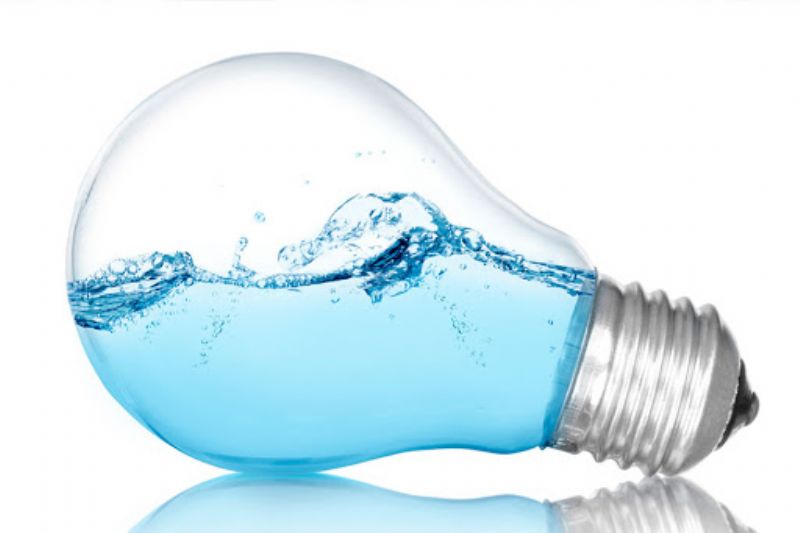 Lampada de bulbo de led com água dentro.