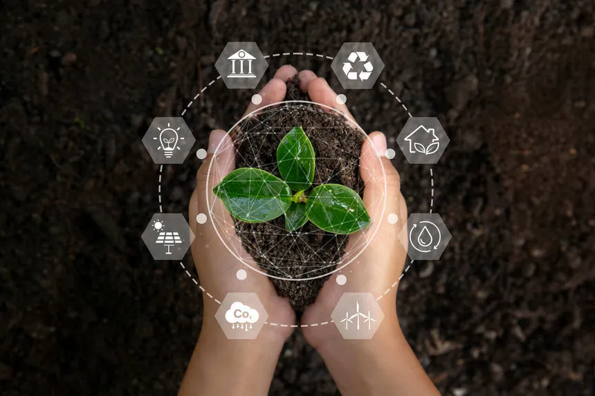 Pessoa segurano planta com um design tecnológico ao redor conectando ícones de reciclagem, chuvas ácidas, energias renováveis e casas sustentáveis.